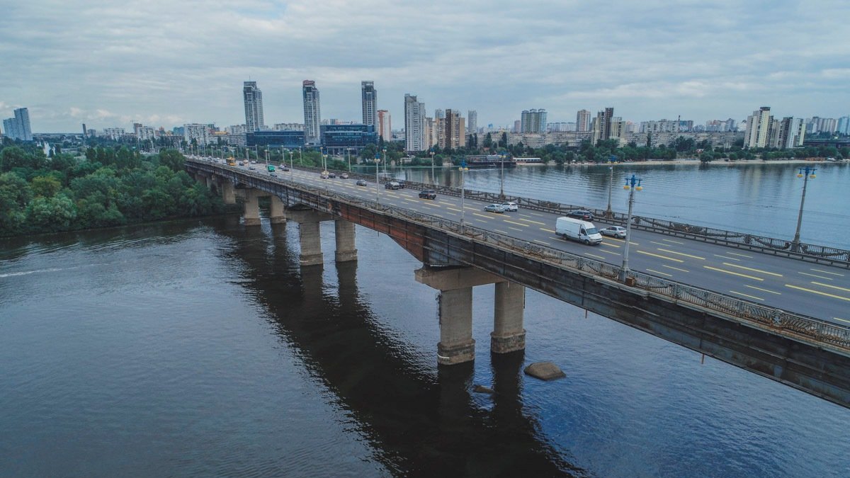 До понедельника, 12 октября, в Киеве будут ограничивать движение на съездах с моста Патона на Днепровскую Набережную (схема)