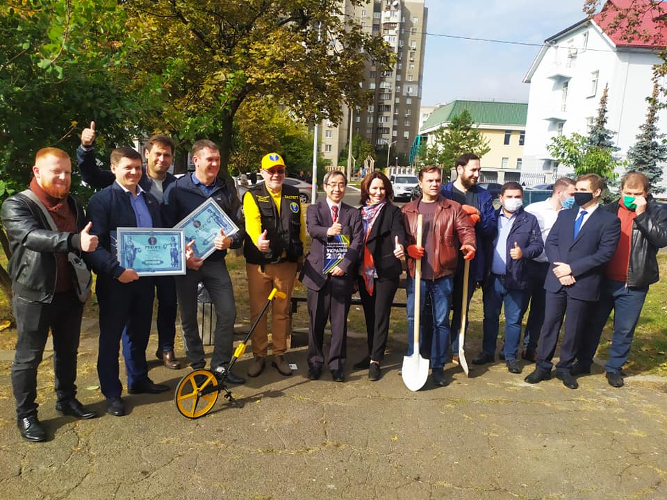 Аллея сакур на бульваре Верховного Совета в Киеве попала в Национальный реестр рекордов Украины (фото)