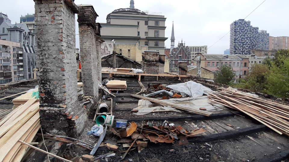 Жильцов дома в центре Киева заливает дождем: сгоревшую два месяца назад крышу так и не восстановили (фото, видео)