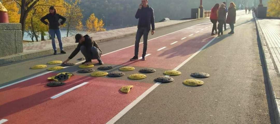 На Пешеходном мосту в Киеве неизвестные установили на велосипедной дорожке средства успокоения движения (фото)