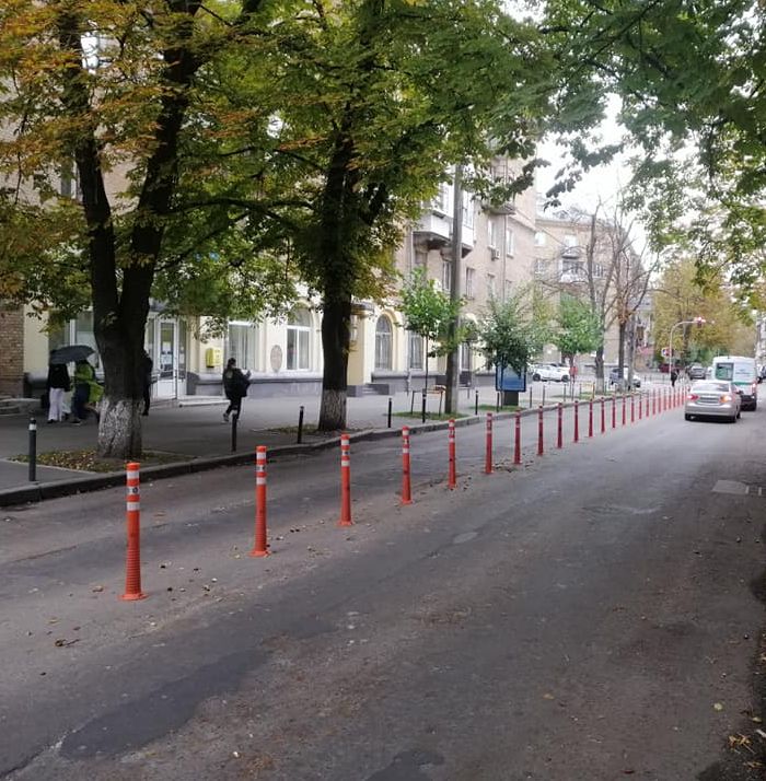 На Лейпцигской улице в Киеве установили делиниаторы