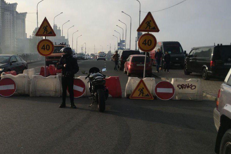 Заезд с Русановской набережной на мост Патона в Киеве перекрыт полицией
