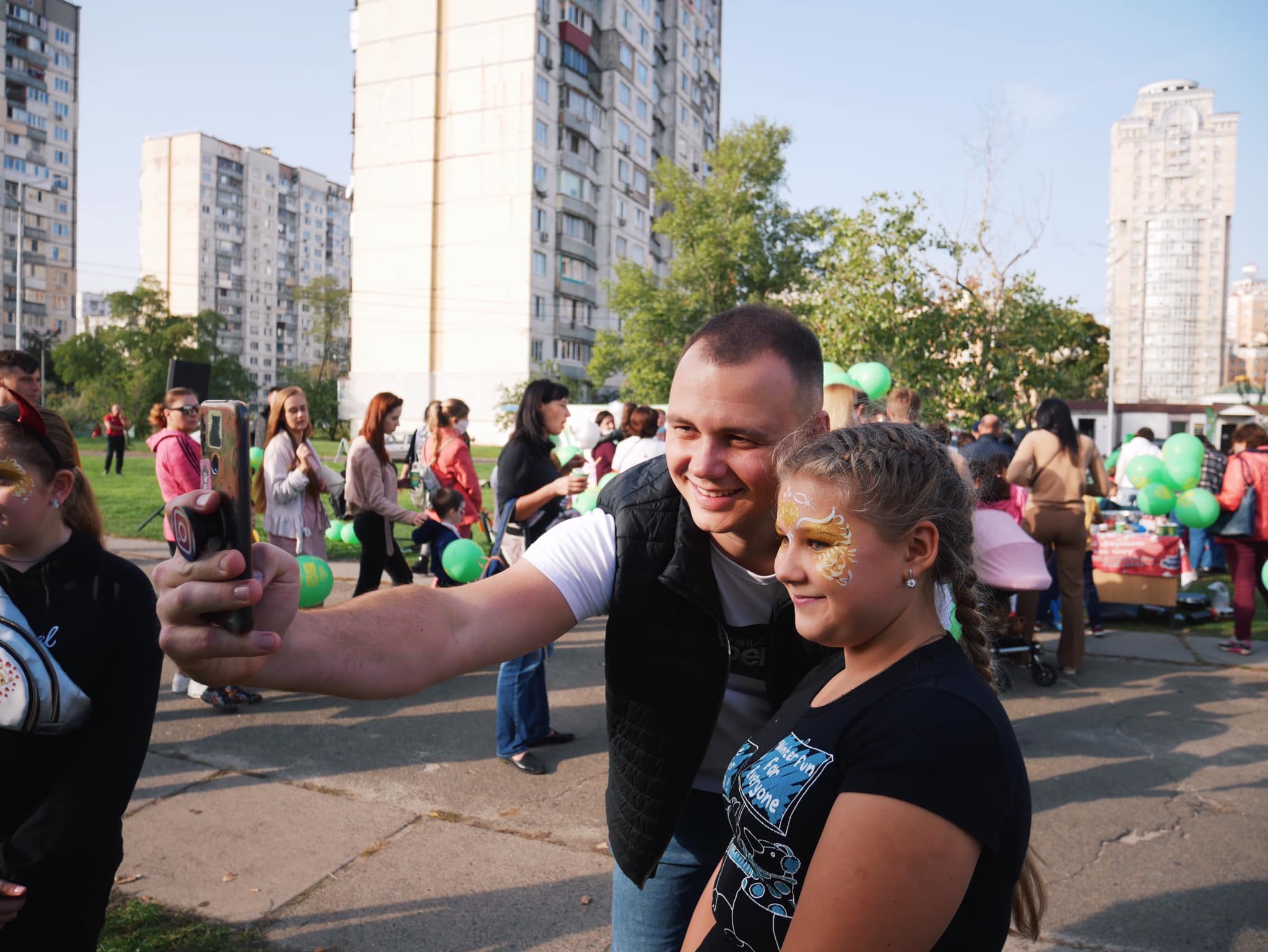 Кандидат до Київради від “Слуги народу” Євген Кузьменко провів зустріч із виборцями на Оболоні (фото)