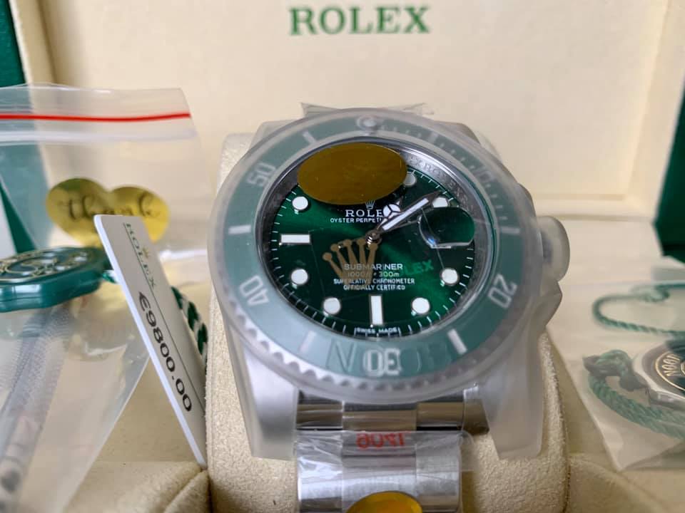 Столичные таможенники обнаружили в посылках элитные часы Rolex для дайверов на миллион гривен (фото)