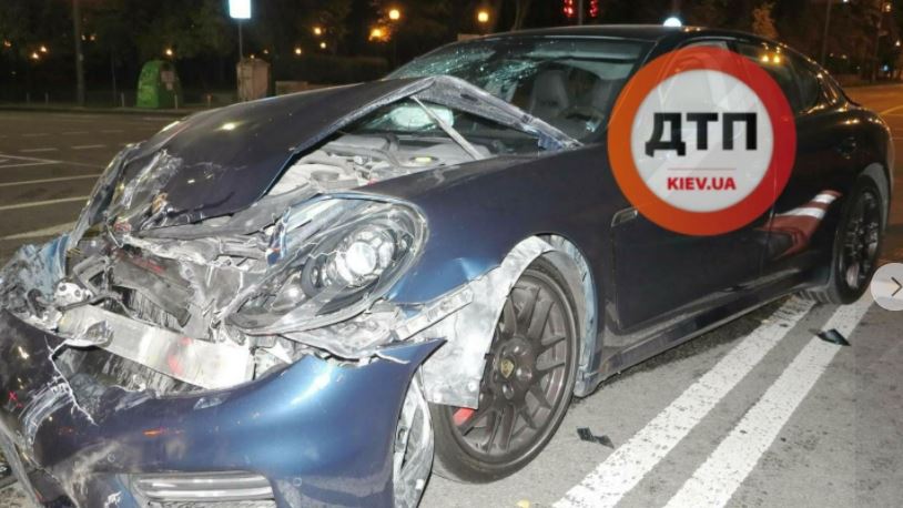 В центре Киева в результате столкновения “скорой” и автомобиля Porsche пострадали 5 человек (фото, видео)