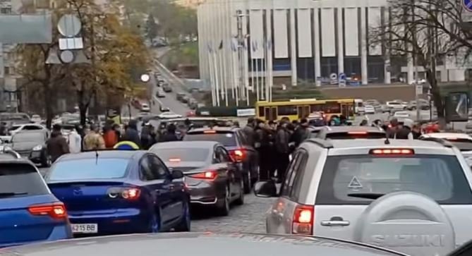 Полиция задержала двух участников акции протеста за перекрытие движения в центре Киева (видео)