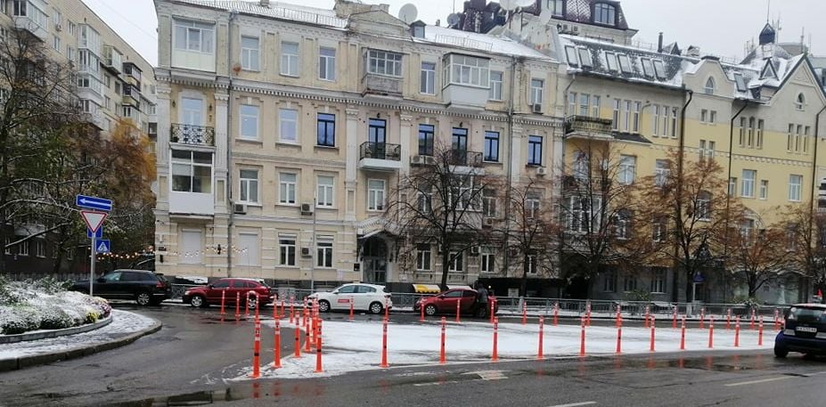 Около площади Славы в Киеве от незаконной парковки защитили островок безопасности