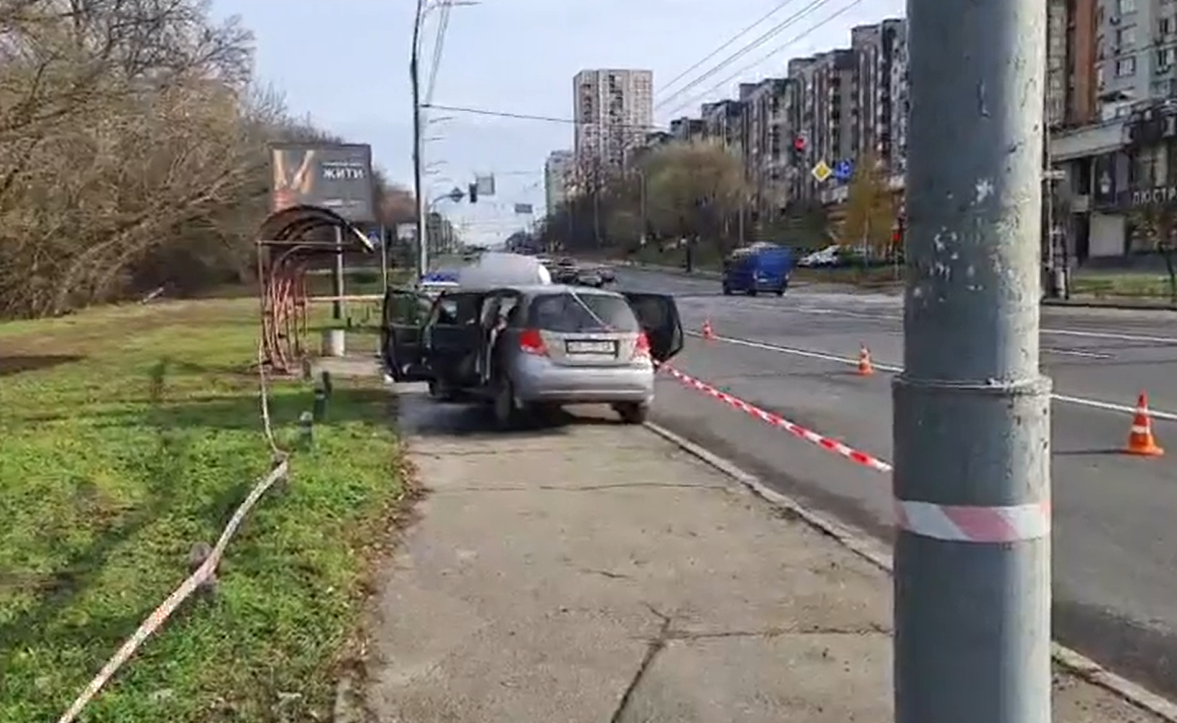 На проспекте Лобановского в Киеве автомобиль протаранил остановку и загорелся (видео)