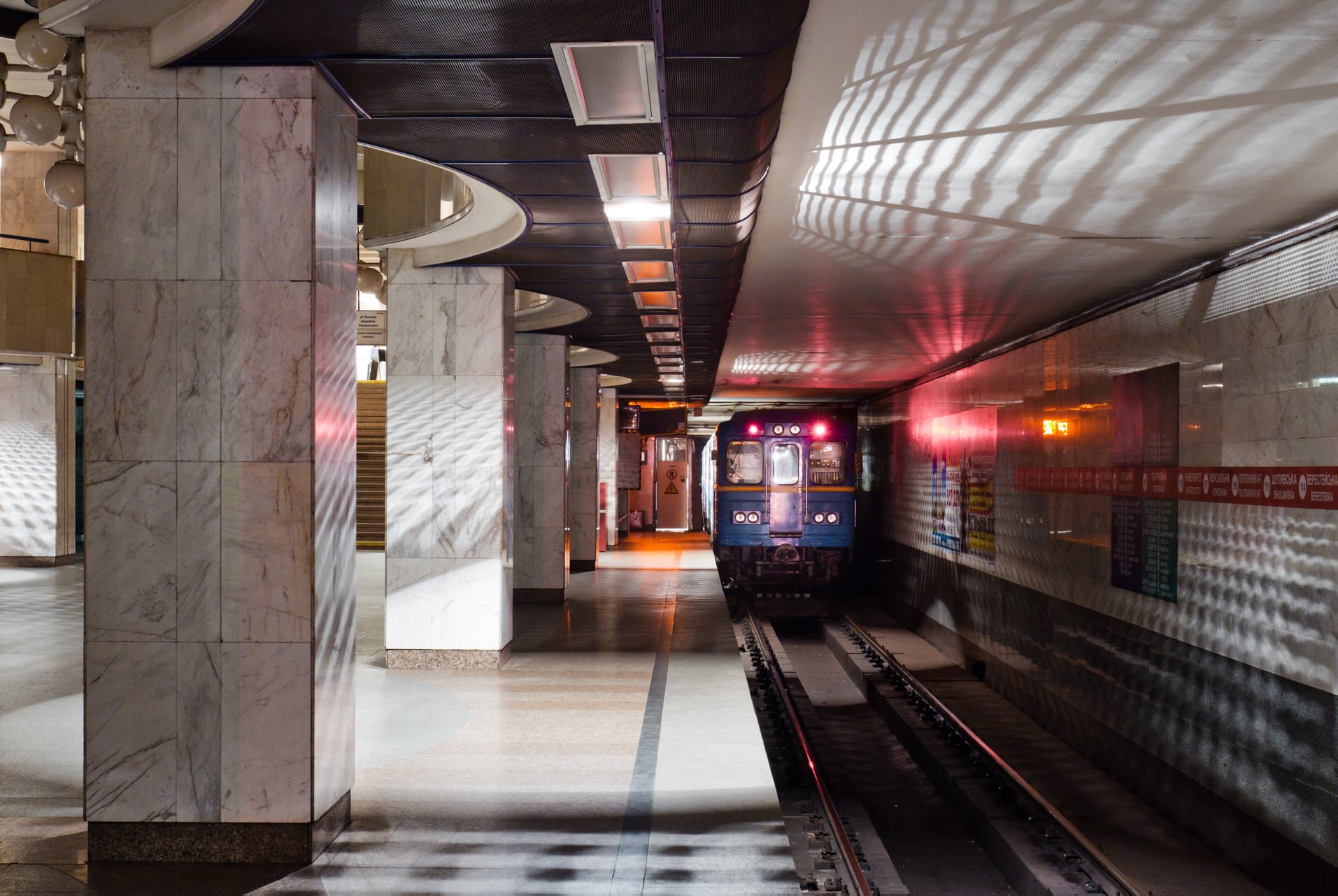 В столичной подземке появились ролики и плакаты об особенностях метрополитена