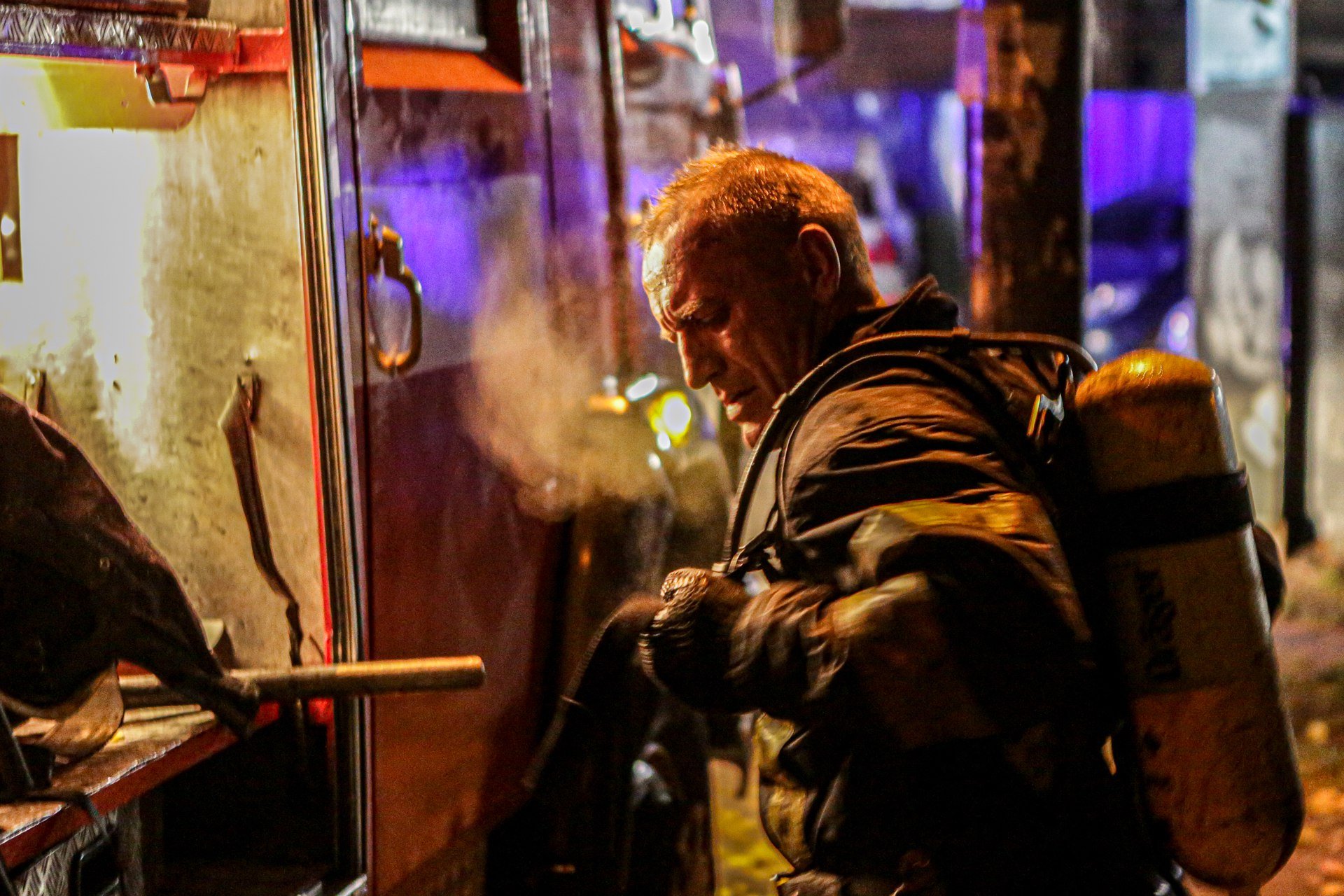 При ликвидации пожара в Киеве бойцы ГСЧС спасли четырех человек (фото)
