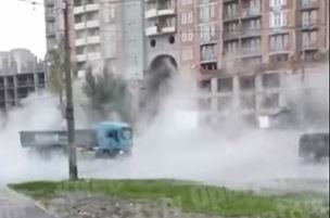 Возле Ипподрома на столичных Теремках улицу залило горячей водой (видео)