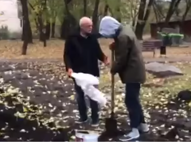 Неизвестные вывезли грунт для растений из парка в Соломенском районе столицы (видео)