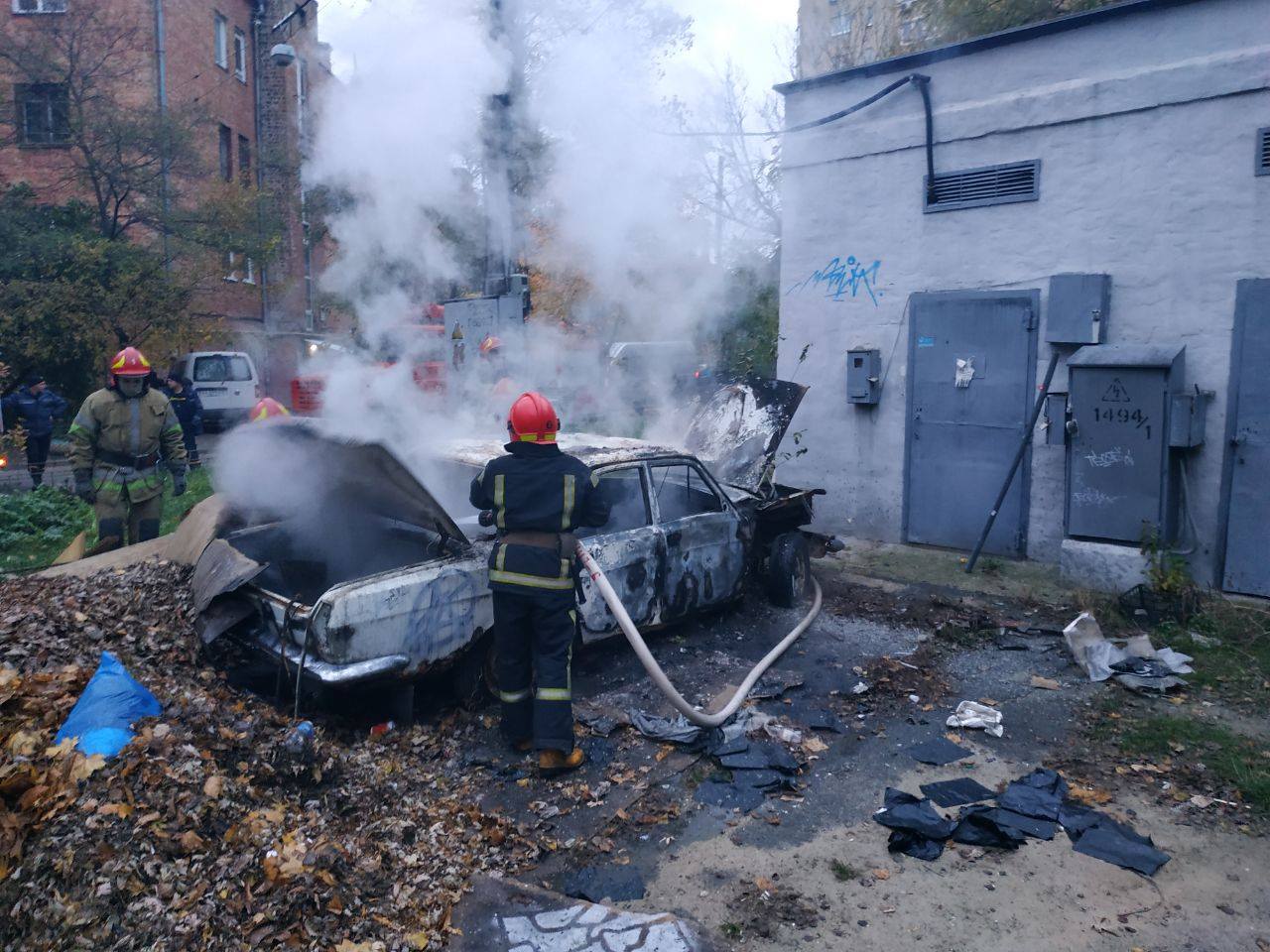 За сутки спасатели трижды выезжали на ликвидацию автомобильных пожаров в Киеве (видео)