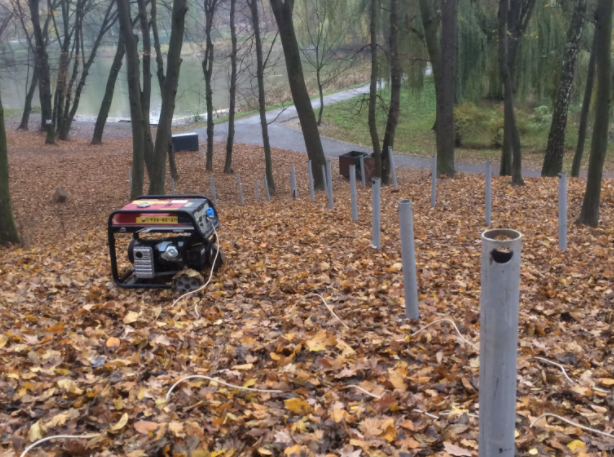 Местные жители обеспокоены сомнительным строительством детской горки в Голосеевском парке (фото)