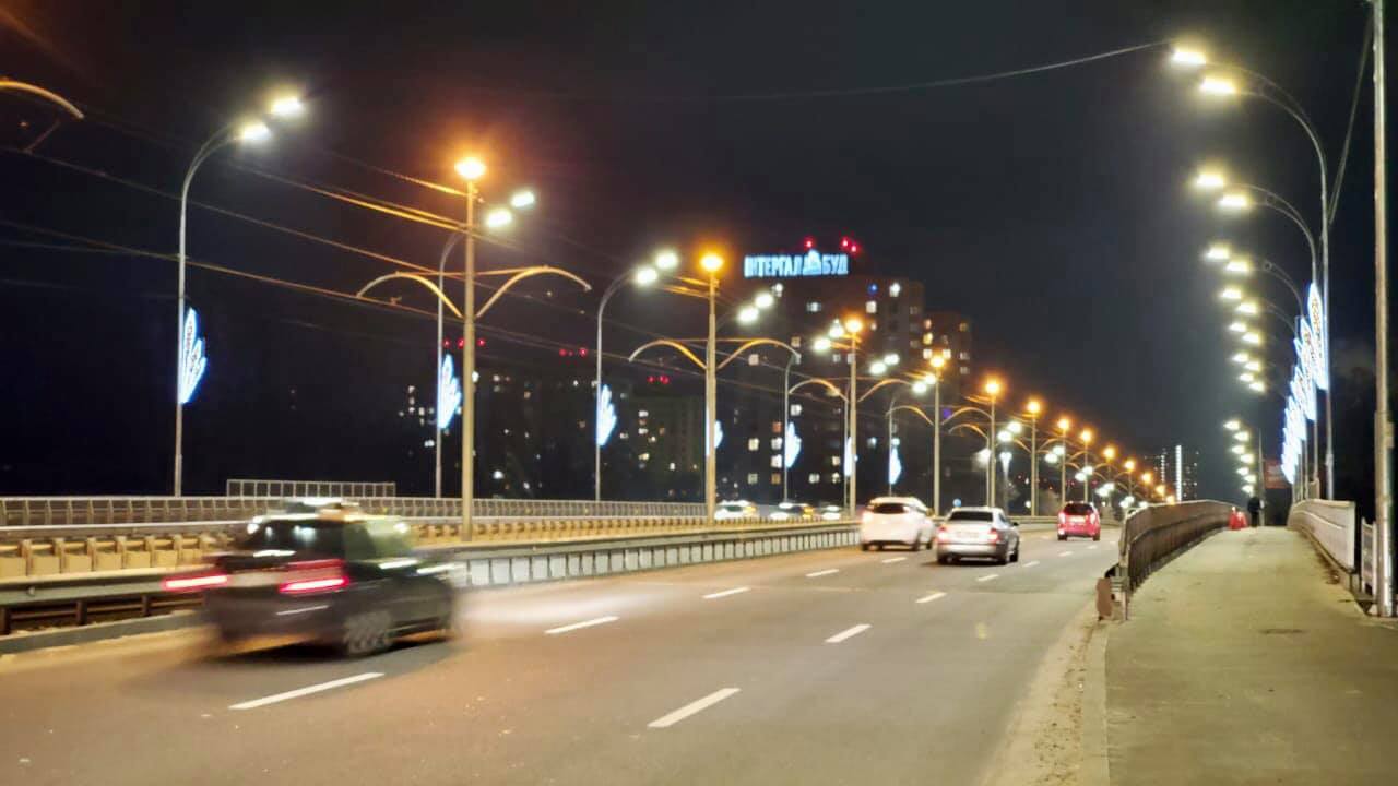 Столичные коммунальщики похвастались декоративной подсветкой Борщаговского путепровода (фото)