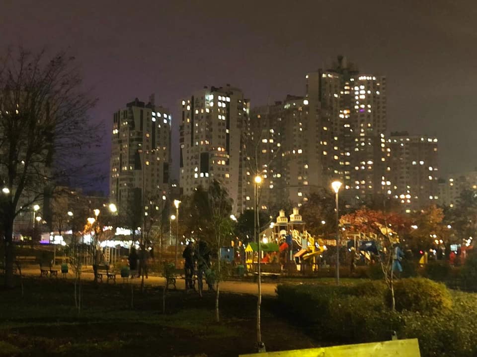В столичном парке “Позняки” заработало новое освещение (фото)
