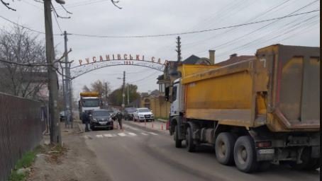 На Русановских садах протестующие снова блокировали проезд техники на строительство Подольского мостового перехода