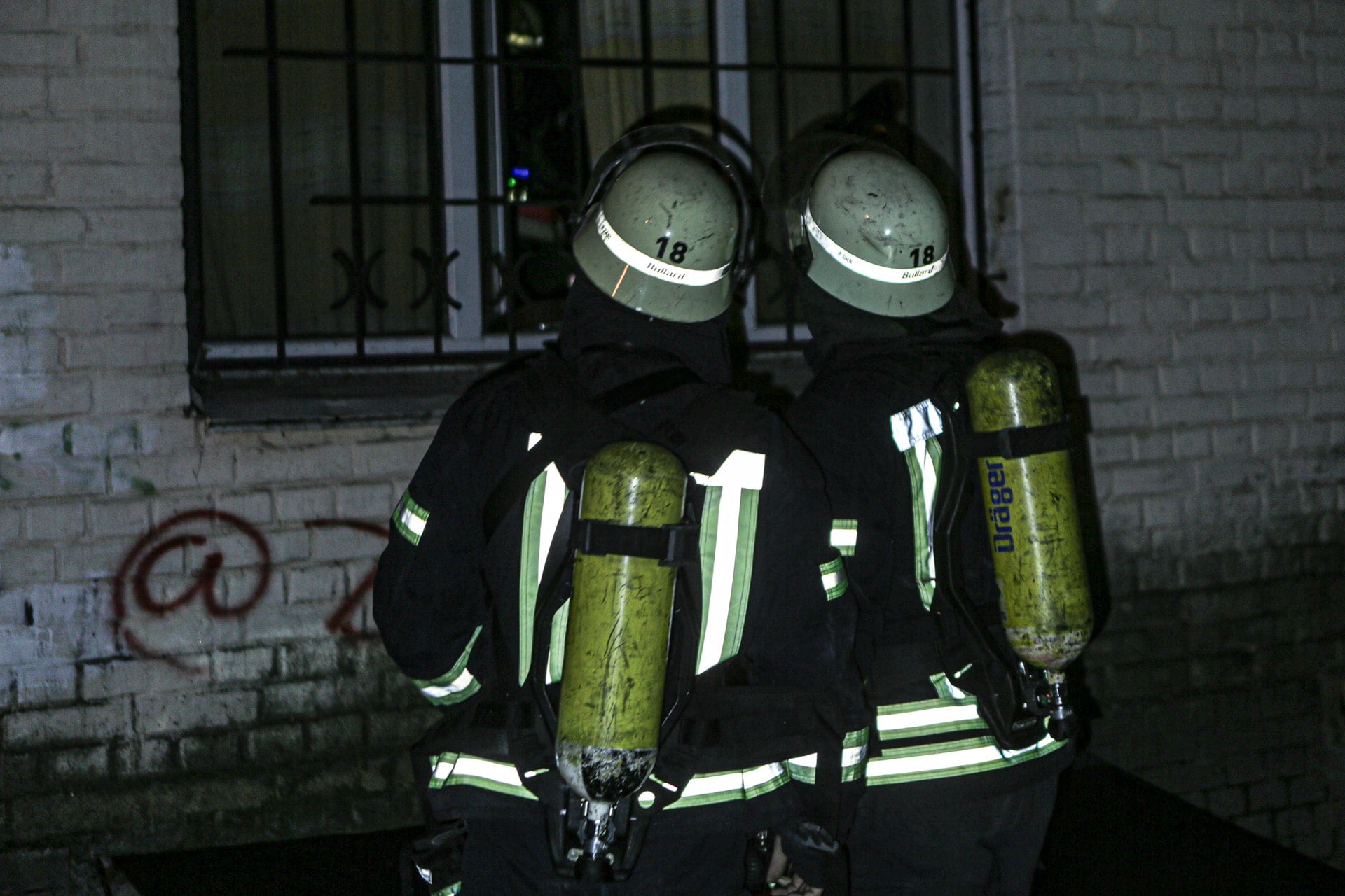 Ночью в Киеве во время тушения пожара в общежитии на улице Гарматной были эвакуированы 120 человек (фото)