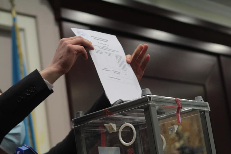 Депутаты Киевоблсовета отказались от удостоверений из-за “нелегитимности” председателя Склярова