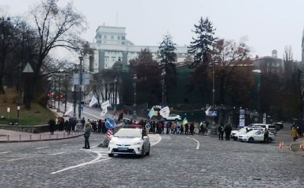 Митингующие снова блокировали движение по улице Грушевского в центре Киева