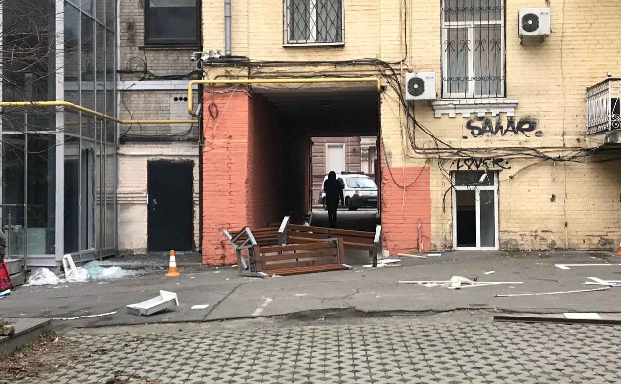 Возле бывшего офиса “Укрбуда” произошла массовая драка со стрельбой (фото, видео)