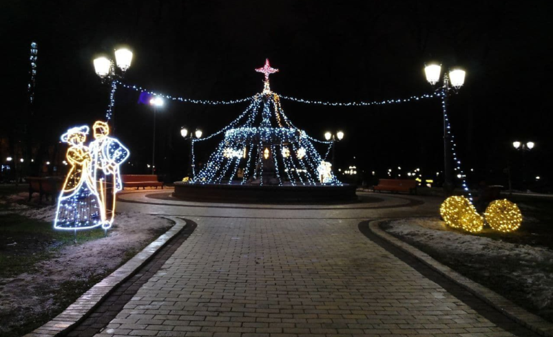 В центре Киева фонтан украсили в стиле новогодней елки (фото)