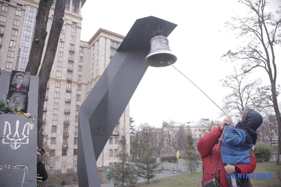 В центре Киева открыли Колокол достоинства (фото)