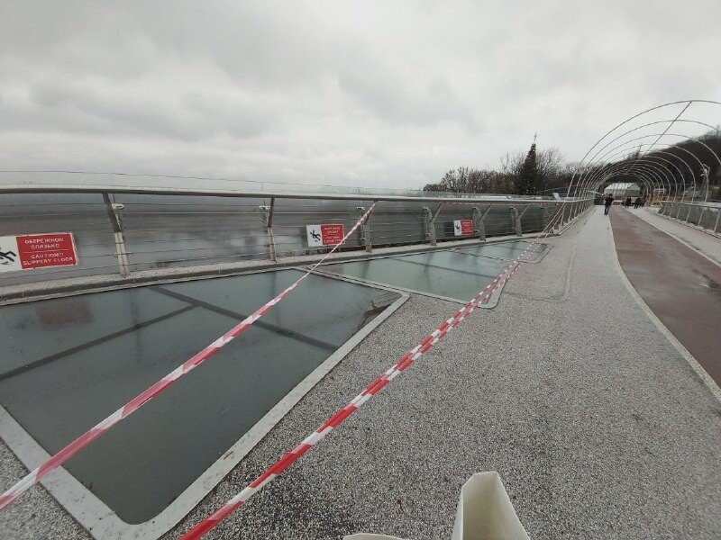 На “мосту Кличко” неизвестные повредили секцию стеклянного пола (фото)