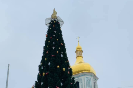 Главную елку страны вместо рождественской звезды увенчала гигантская шляпа волшебника (фото)
