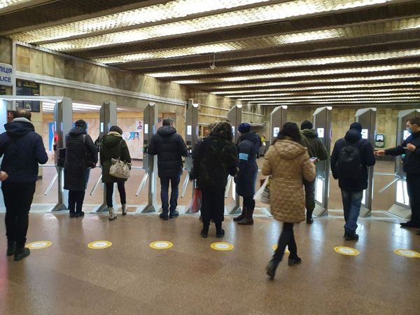 На столичной станции метро “Героев Днепра” установили антивандальные турникеты
