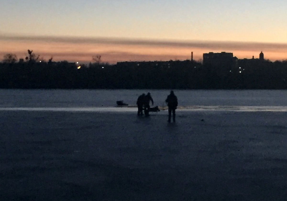В Мироновке бойцы ГСЧС спасли провалившегося под лед рыбака (видео)