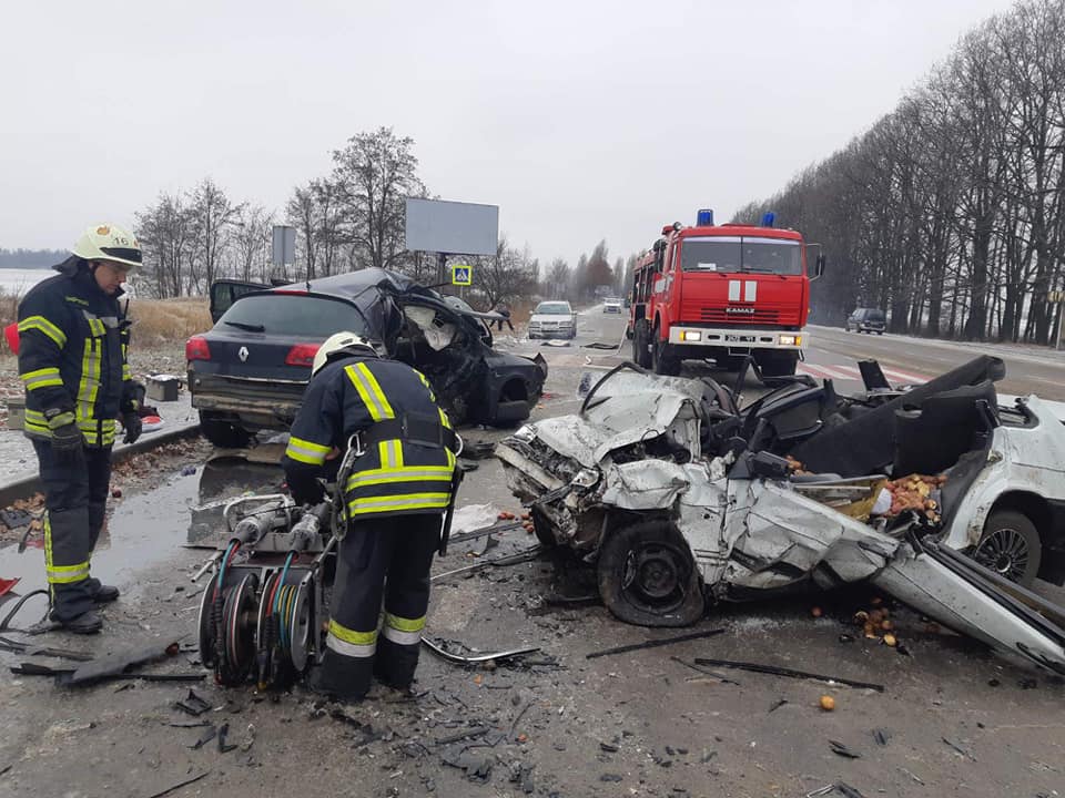 На Киевщине столкнулись два автомобиля: один человек погиб, пассажир-подросток находится в тяжелом состоянии (фото)