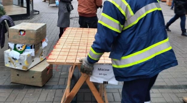 Жители Сырца просят столичную власть убрать незаконные торговые точки на пересечении Дорогожицкой и Телиги