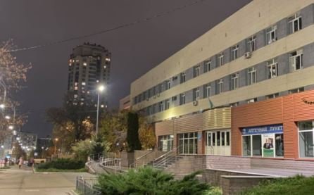 Коммунальщики похвастались модернизацией освещения возле Центра медпомощи в Соломенском районе Киева (фото)