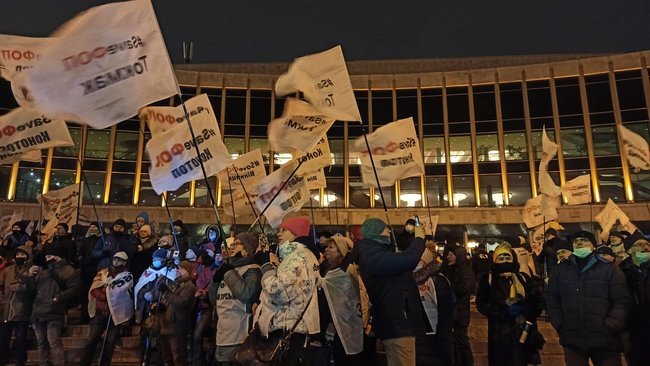 Протестующие предприниматели пришли ко Дворцу “Украина”, где должен выступать “95 квартал”