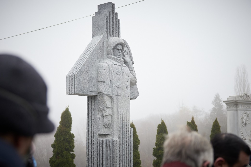 В Киеве открыли памятник на могиле первого космонавта Украины Леонида Каденюка (фото)