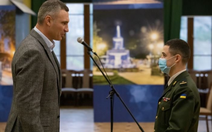 Накануне Дня Вооруженных сил Кличко вручил 24 ордера на новые квартиры киевлянами-участниками АТО