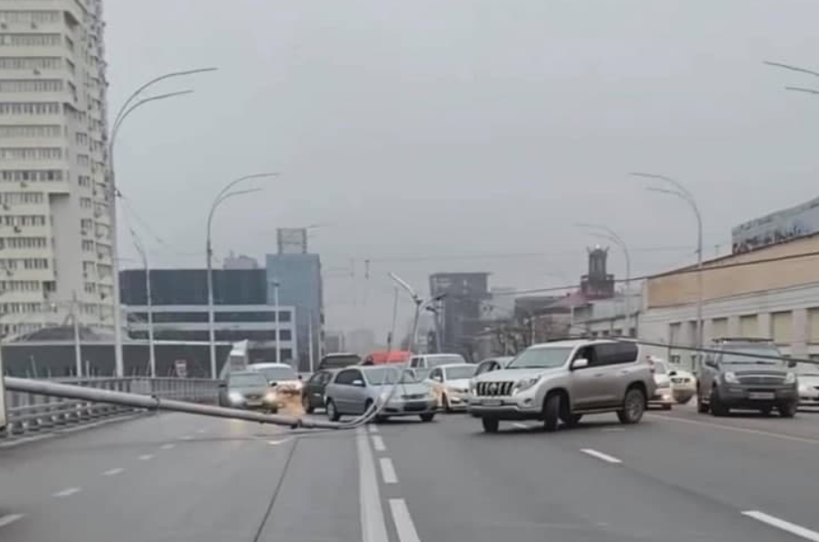 На Шулявском путепроводе на проезжую часть упали опоры освещения (фото, видео)