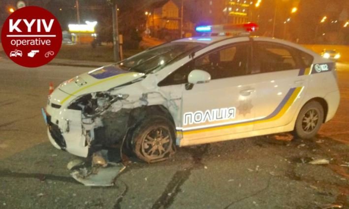 В Киеве пьяный водитель протаранил машину полиции, спешившую на вызов (фото, видео)