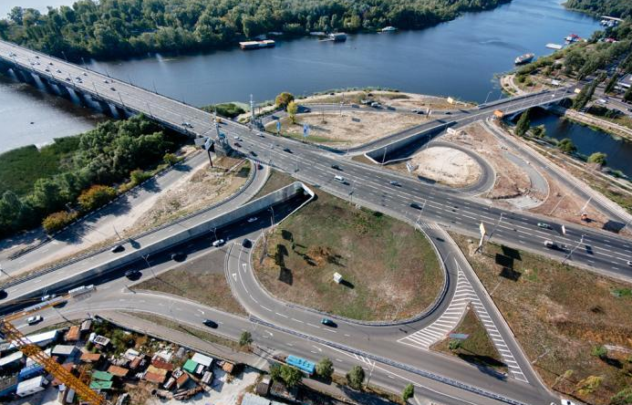 На реконструкцию развязки на пересечении Днепровской набережной и проспекта Соборности в Киеве потратят еще 27 млн гривен