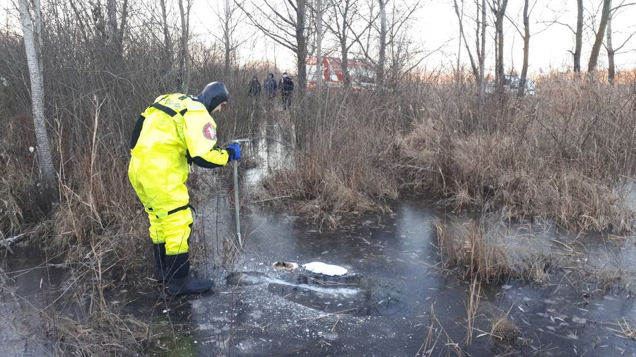 На Троещине в замерзшем водоеме обнаружили тело мужчины