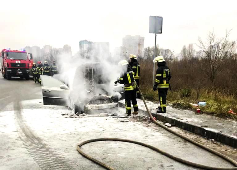 На Дарнице в результате пожара в автомобиле пострадал водитель