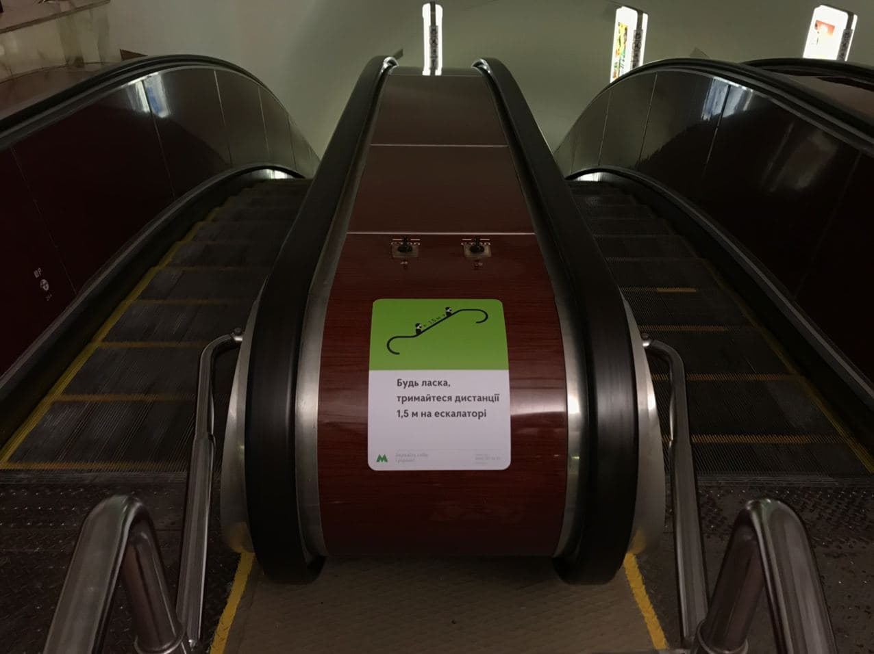 Киевский метрополитен заменит на эскалаторах 30 поручней