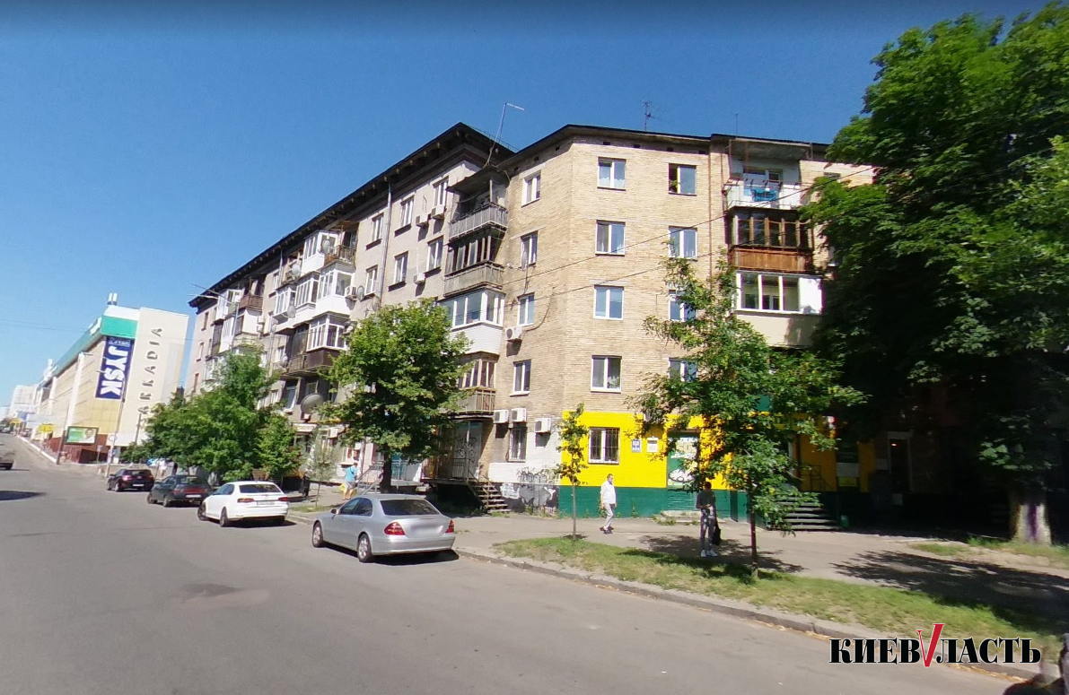 Жители дома по улице Борщаговской в Киеве уже шесть дней остаются без света после прорыва водопровода