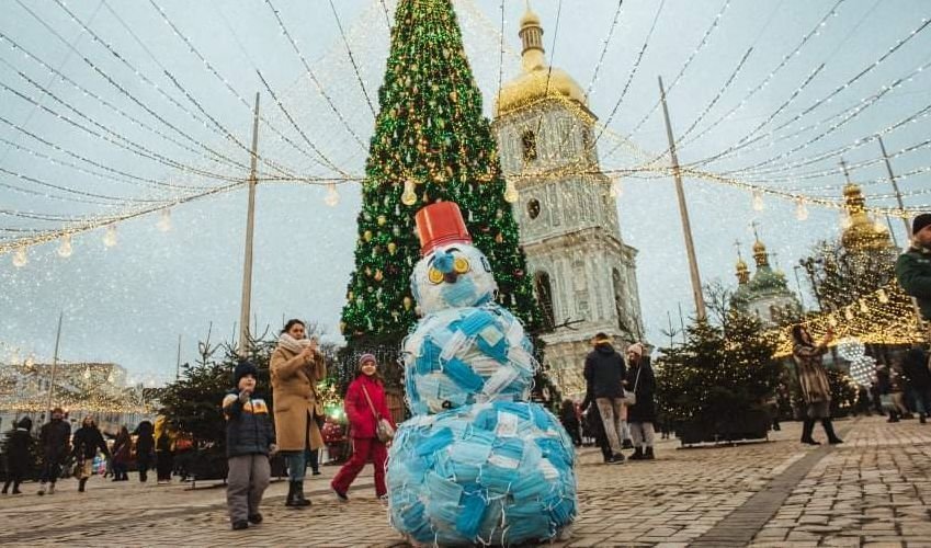 На Софийской площади Киева популярным объектом для фотосъемок стал снеговик из медицинских масок (фото)