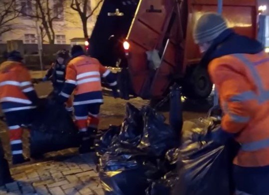 В новогоднюю ночь столичные коммунальщики вывезли 83 кубометра мусора с Софиевской площади (видео)