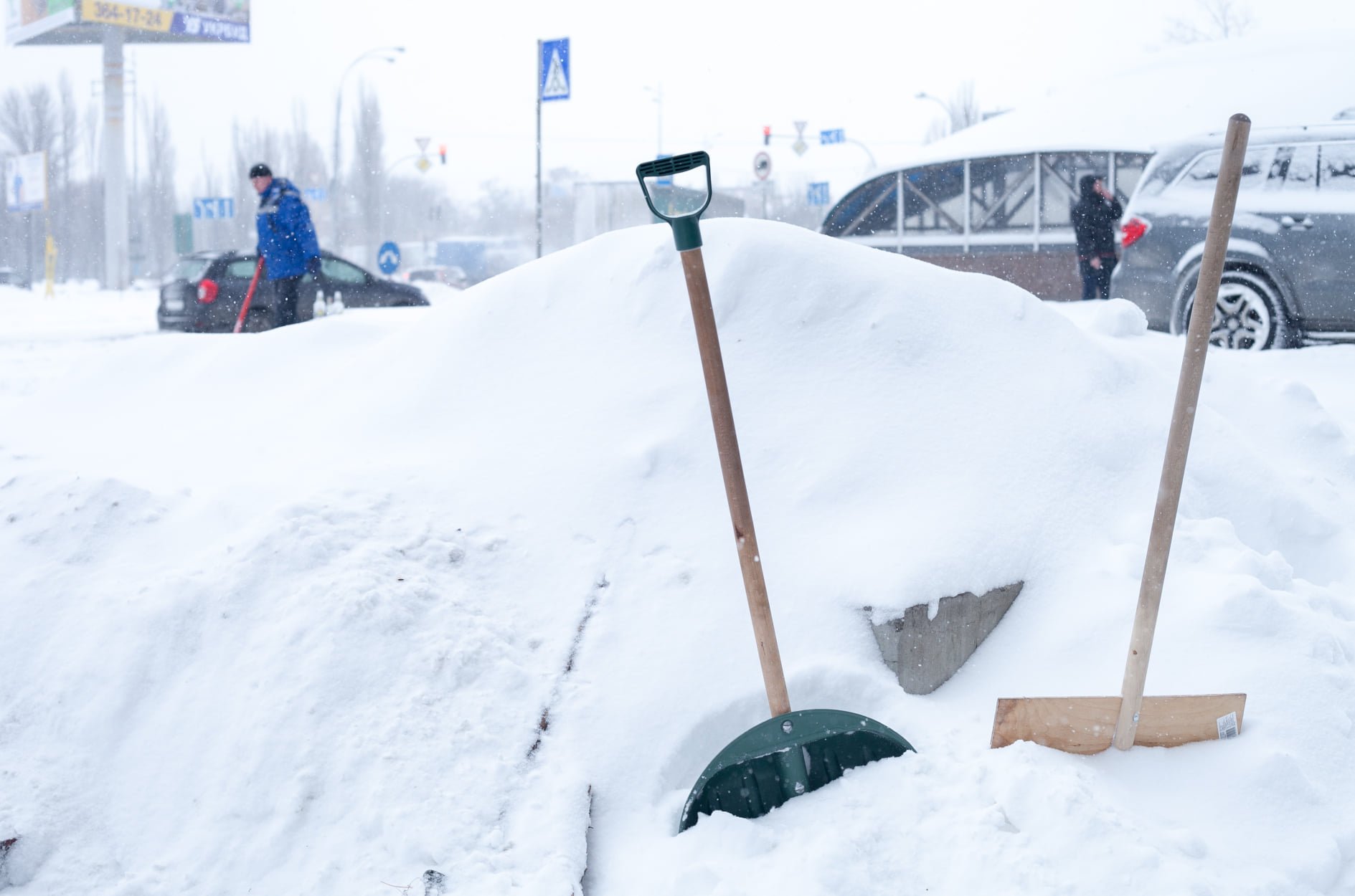 За ненадлежащую уборку снега на руководителей столичных предприятий составили 102 протокола