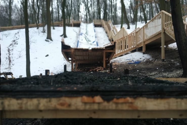 В Голосеевском парке столицы сгорела часть недостроенного аттракциона, против которого выступали местные жители (фото)