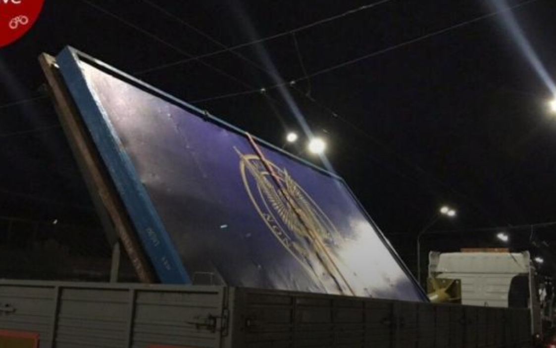 Активисты вновь препятствуют демонтажу бигборда с символикой контрразведки Украины у посольства РФ в Киеве (видео)