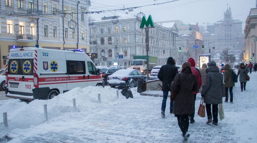 На очистке входов в метро от снега в Киеве задействовано 429 работников подземки